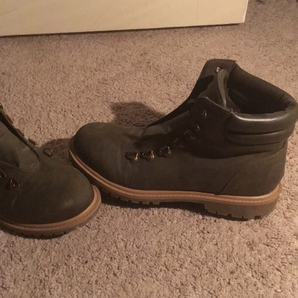 Shoes - Picture 2 of 4